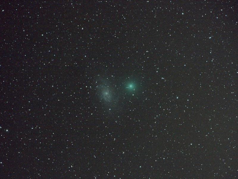 Sterrenstelsel M33 en de komeet 8P/Tuttle samen in een beeld. (Eigen foto, 30-12-2007)